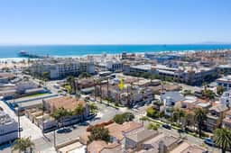 AC, spa, bikes, deck, Steps to beach and shops - Image 3