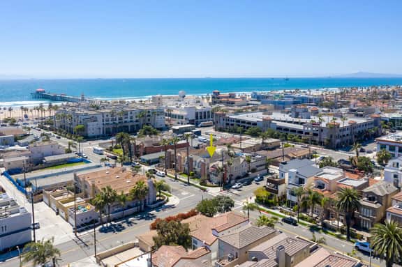 AC, spa, bikes, deck, Steps to beach and shops - Image 3