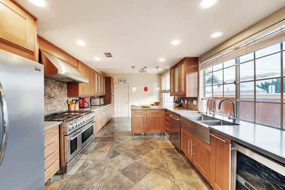 Peaceful Oasis, spacious and clean with roof deck, great location. - Image 5
